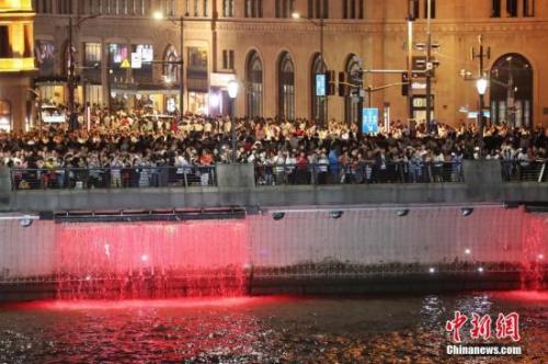 10月1日晚，上海外滩人潮如织。中新社记者 张亨伟 摄