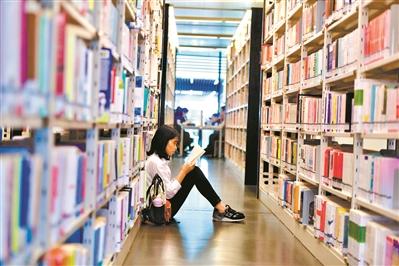 广州图书馆里随处可见席地而坐的读书人。