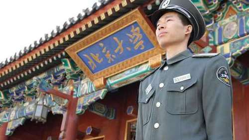 北大保安出书后回乡创业演讲 名片上印教育专家