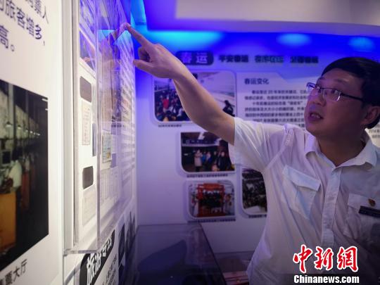 胡建介绍墙上陈列的几十年前的硬板车票。　张煜欢 摄