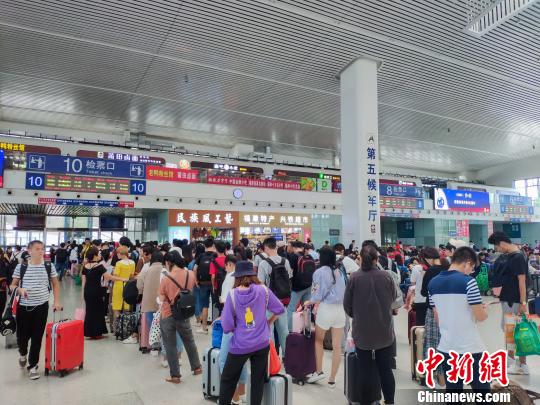 学生、探亲、旅游返程客流密集，到达和出发呈现双向高峰?！±钅闲?摄