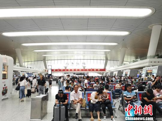 图为杭州东站。　张煜欢 摄
