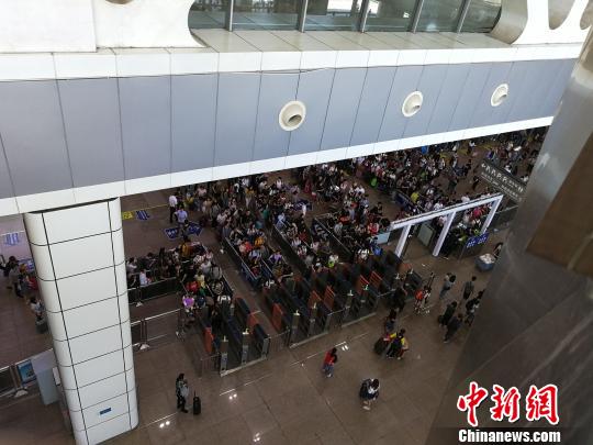 广铁集团今年国庆黄金周假期发送旅客人次再创历史新高 郭军 摄