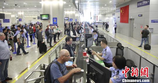 国庆假期上海口岸逾80万人出入境国人热衷“出境游”