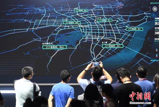 资料图：参观者正在围观城市大脑系统。<a target='_blank' href='http://www.chinanews.com/'>中新社</a>记者 王刚 摄