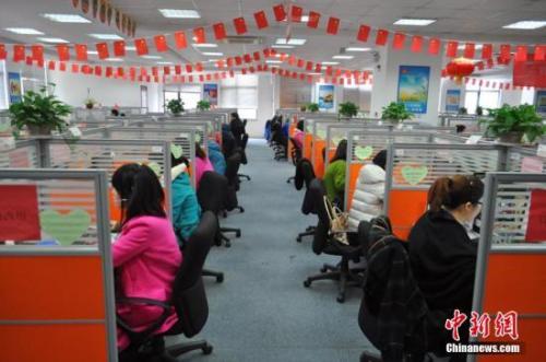 资料图：某企业员工工作状态。孙权 摄