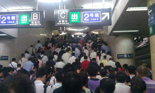 地铁高峰期携车进站