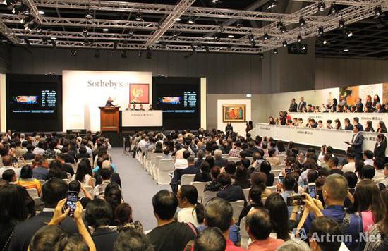 2018年香港苏富比晚拍，赵无极《1985年6月至10月》落槌瞬间