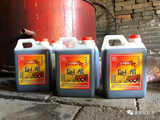 ▲王金龙介绍，自己酿造的食醋两元一斤批发到古城里后，可以卖到近百元一斤。&nbsp;新京报记者大路 摄。