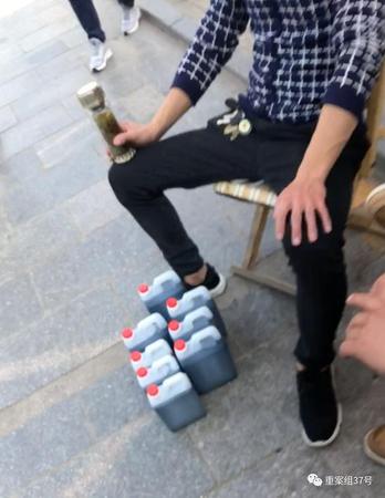 ▲10月3日，唐军在平遥古城东门处练摊儿，向来往的游客销售“三无”食醋。（图为暗访视频截图）&nbsp;新京报记者大路 摄。