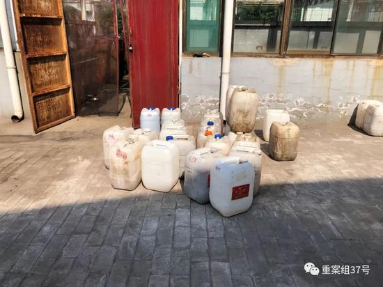 ▲10月4日下午，“晋善坊”醋厂的晾晒车间门口，50斤装的塑料桶等待灌装。新京报记者大路 摄。