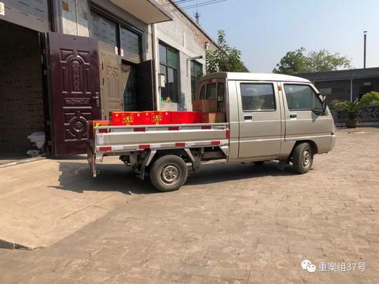 ▲10月4日下午，“晋善坊”醋厂内，一辆货车准备将包装好的食醋送到平遥县城内的经销商处进行销售。新京报记者大路 摄。