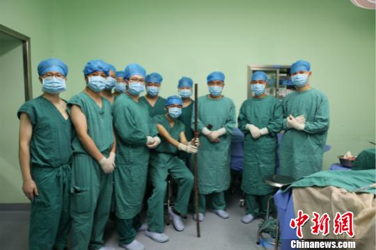 医务人员从男子体内拔出钢筋?！〉肆杼?摄