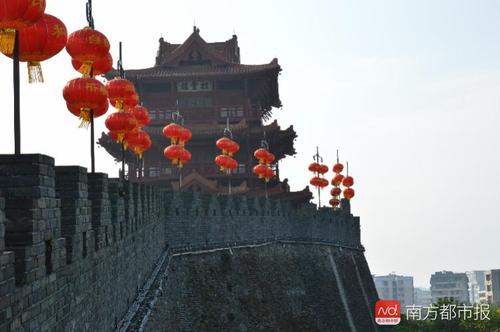 男子徒手夜爬7米高千年古城墙 景区:存在安全隐患