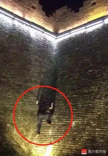 男子徒手夜爬7米高千年古城墙 景区:存在安全隐患