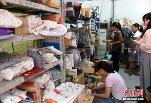 某高?？斓莸愎ぷ魅嗽闭β底耪砜斓?，向学生拨打电话让其尽快领取包裹。 周毅 摄