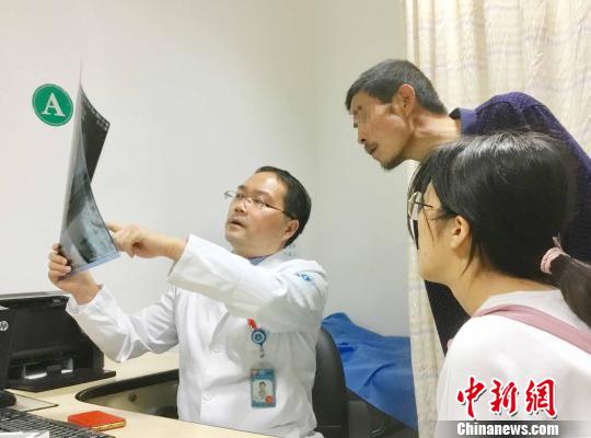 浙大一院骨科主治医师胡金艮工作照。　浙大一院 供图 摄