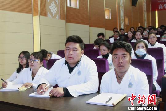 图为来自西藏各市地藏医院医生前来听课?！≌岳?摄
