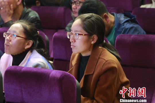 图为来自西藏各市地藏医院医生前来听课?！≌岳?摄