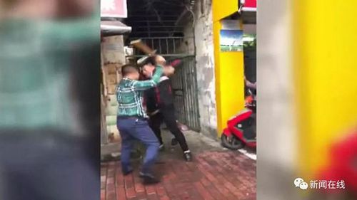 小吃店上演全武行:两男子疑抢糯米饭互殴头破血流