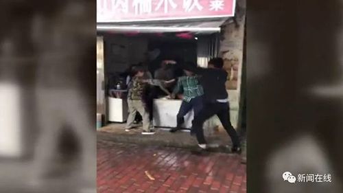 小吃店上演全武行:两男子疑抢糯米饭互殴头破血流
