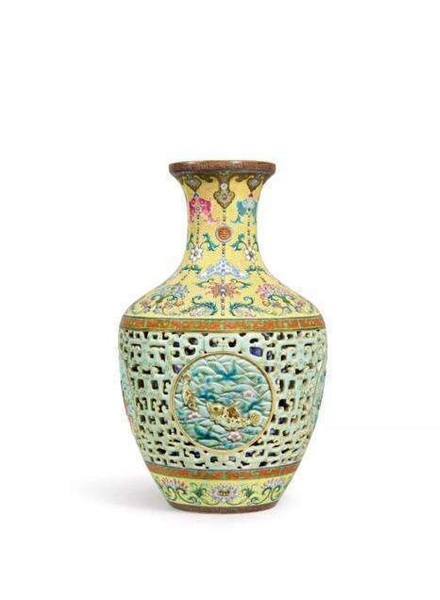 清代乾隆洋彩透雕夹层玲珑尊