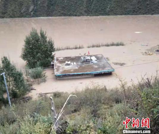 金沙江堰塞湖造成沿江部分民房被淹。钟欣 摄