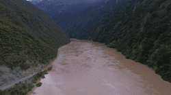 金沙江堰塞湖威胁已达20公里:两村被淹 上万人转移