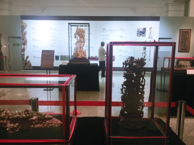 展览现场展出的木雕艺术作品