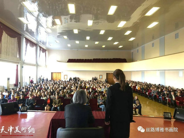 霍春阳在“中国画精神的内涵”讲座现场。