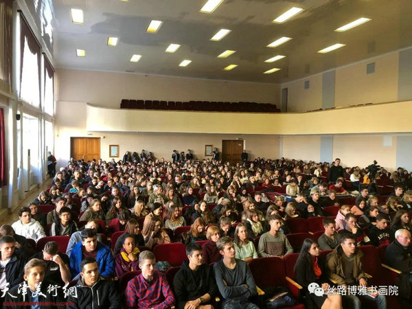 霍春阳在“中国画精神的内涵”讲座现场。