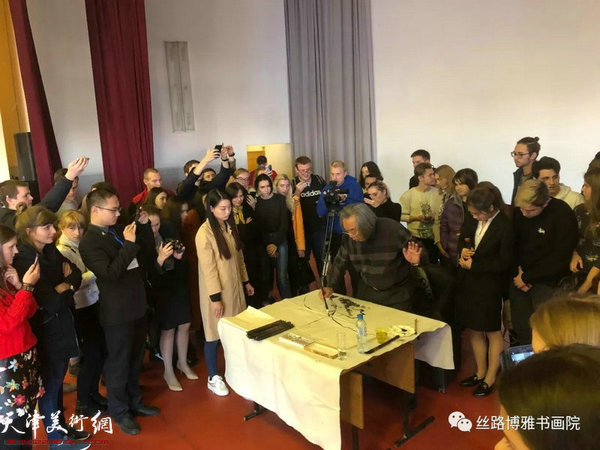 霍春阳在讲座现场挥毫泼墨，引的掌声阵阵。