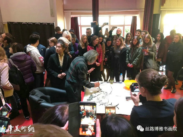 霍春阳在讲座现场挥毫泼墨，引的掌声阵阵。