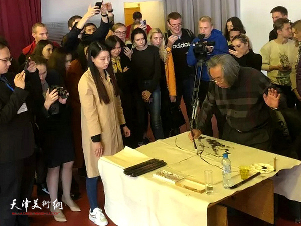 霍春阳在讲座现场挥毫泼墨，引的掌声阵阵。