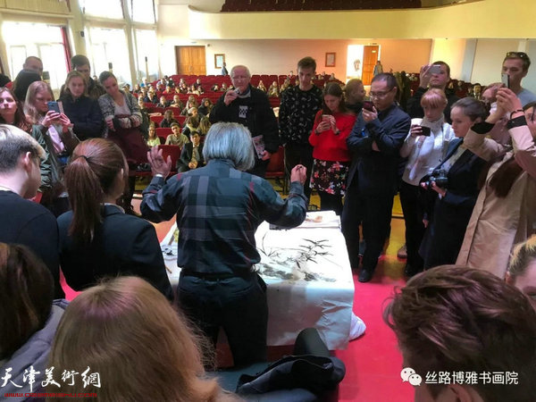 霍春阳在讲座现场挥毫泼墨，引的掌声阵阵。