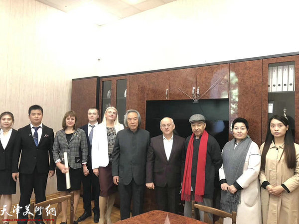 教育部长兼大学校长叶夫格尼?德米特里耶维奇?切尔特夫先生与霍春阳、梅墨生先生进行了中俄关系友好与文化间的交流会谈。