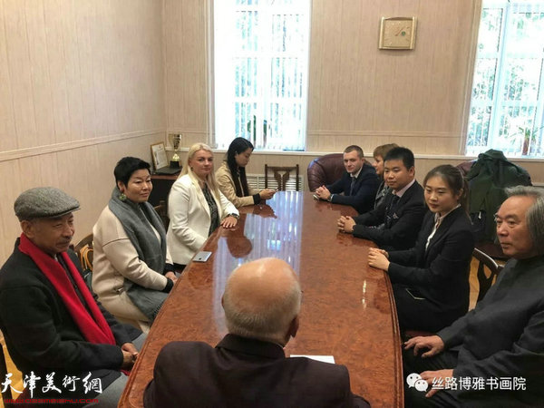 切尔特夫先生与霍春阳、梅墨生进行了中俄关系友好与文化间的交流会谈。