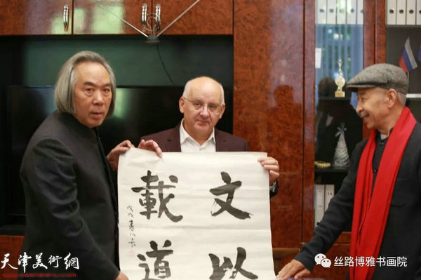 霍春阳与切尔特夫先生互赠礼物。