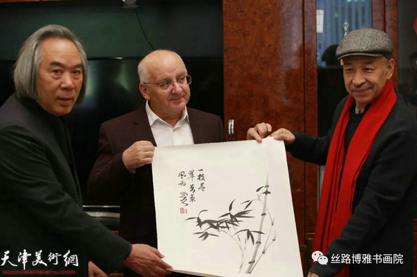 霍春阳教授与切尔特夫先生互赠礼物。