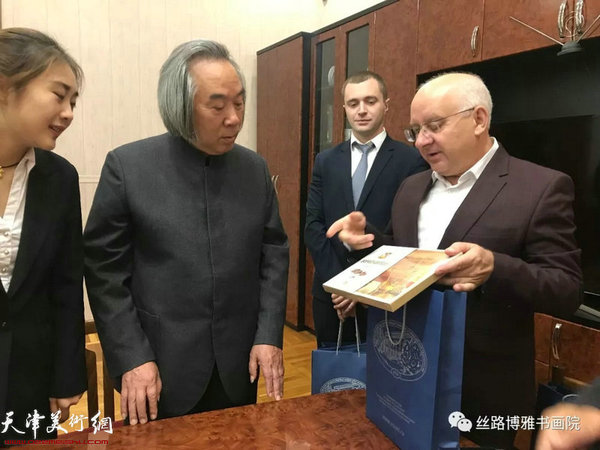 霍春阳教授与切尔特夫先生互赠礼物。