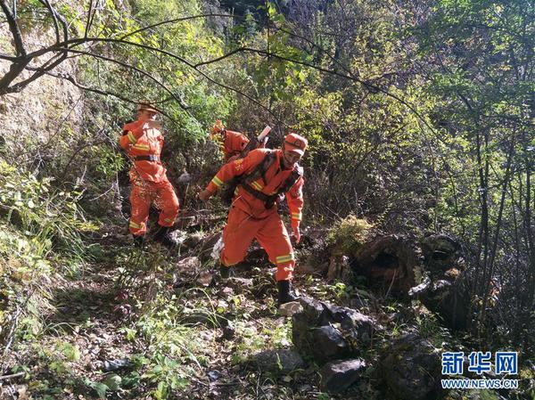 先遣队员向山体滑坡核心区挺进（10月11日摄）。