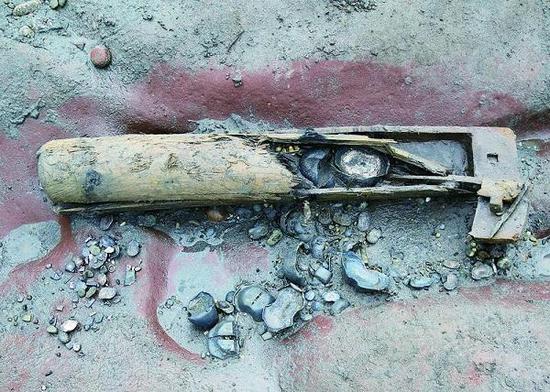 图说：江口沉银中发现的唯一一具藏银木鞘。