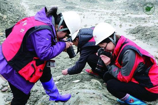 图说：考古人员在现场采集文物信息。