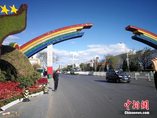 彩虹门是燕郊售楼一条街的标志。<a target='_blank' href='http://www.chinanews.com/' >中新网</a>记者 邱宇 摄
