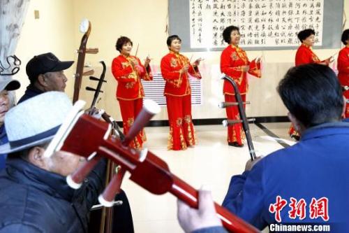 资料图：老年人在一家养老机构内练习青海小调?！≌盘砀?摄