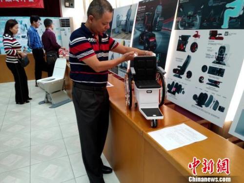 资料图：为老人设计的创意产品正在展示。杨伏山 摄