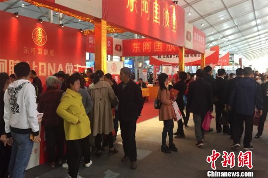 图为“药交会”现场?！∥馀羧?摄