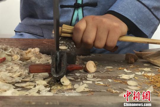 图为樟帮中药炮制技艺展示?！∥馀羧?摄