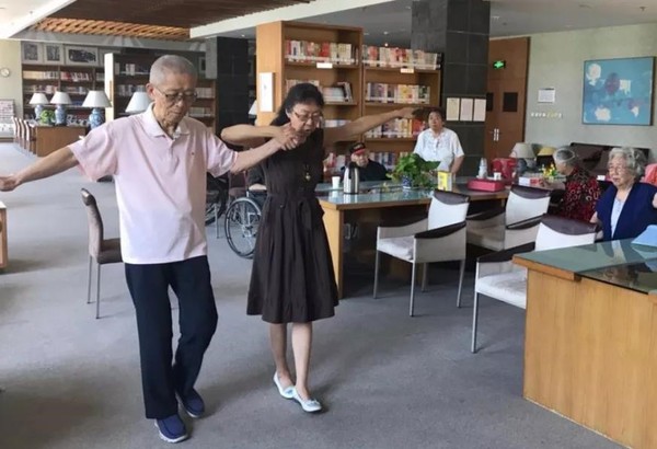 图1 顺义区东方太阳城分馆“陪伴阅读”活动