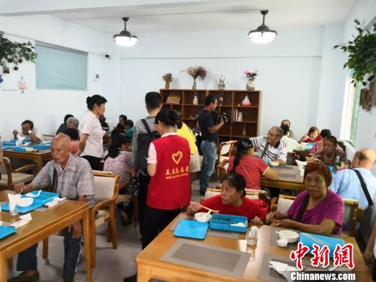 海口市美兰区海府街道龙舌坡社区“长者饭堂”内景?！∫Ｃ?摄